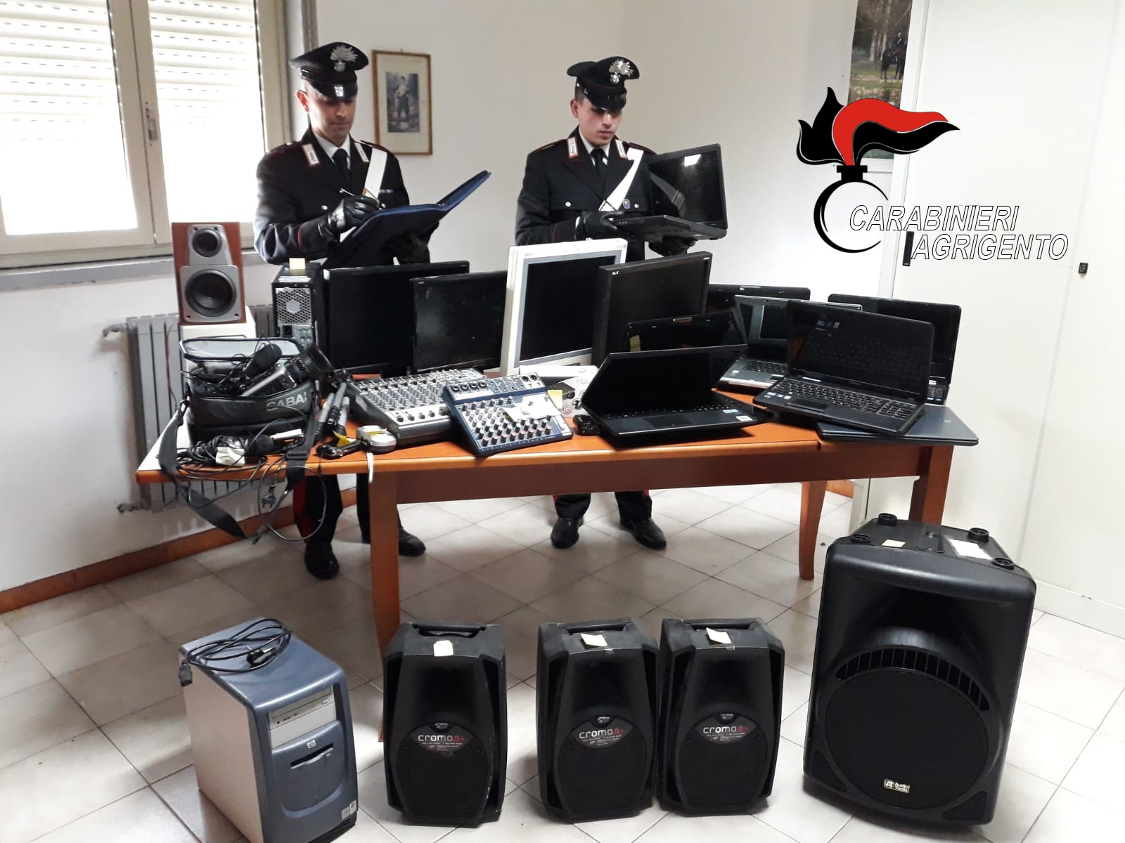 I carabinieri recuperano computers ed attrezzatura elettrica rubata nelle scuole di Ribera, denunciati per ricettazione 5 romeni
