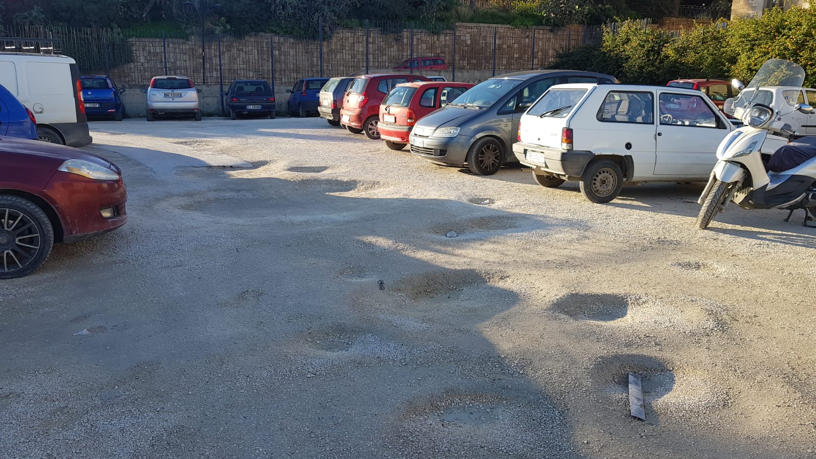 Il parcheggio del teatro Samonà come la groviera, auto costrette a procedere tra i fossi