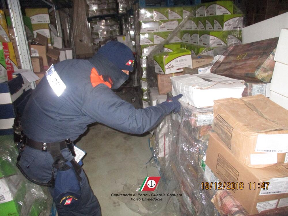 Sequestrate cinque tonnellate di pesce, vasta operazione a tutela del consumatore della Capitaneria di Porto di Sciacca a ridosso del Natale