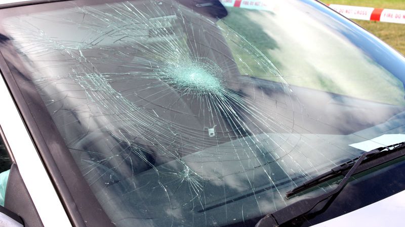 Natale tranquillo a Sciacca, a Porto Empedocle distrutti parabrezza e lunotti di 20 auto in sosta