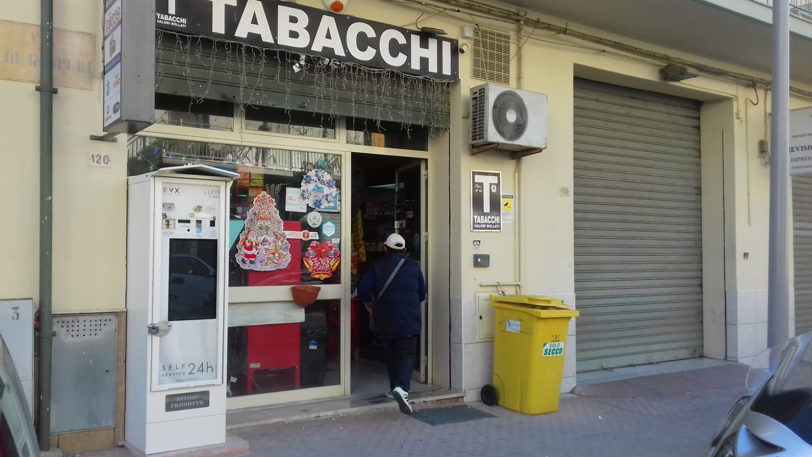 L'incasso o ti sparo, la freddezza del tabaccaio fa desistere il rapinatore: "Fai pure, non ho soldi"