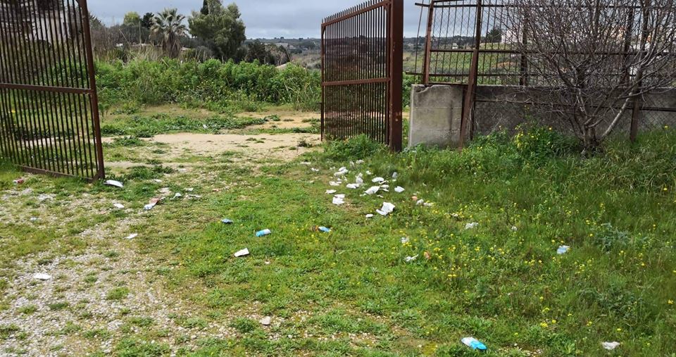 Profilattici e fazzolettini nella zona del campo sportivo di Santa Margherita Belice, il sindaco: "Faremo pulire e poi arriveranno le telecamere"