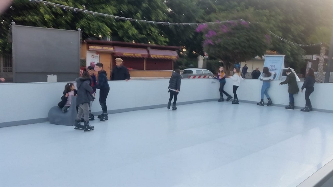 La pista di ghiaccio di piazza Friscia oggetto di una interrogazione del centrodestra, la polemica non si placa