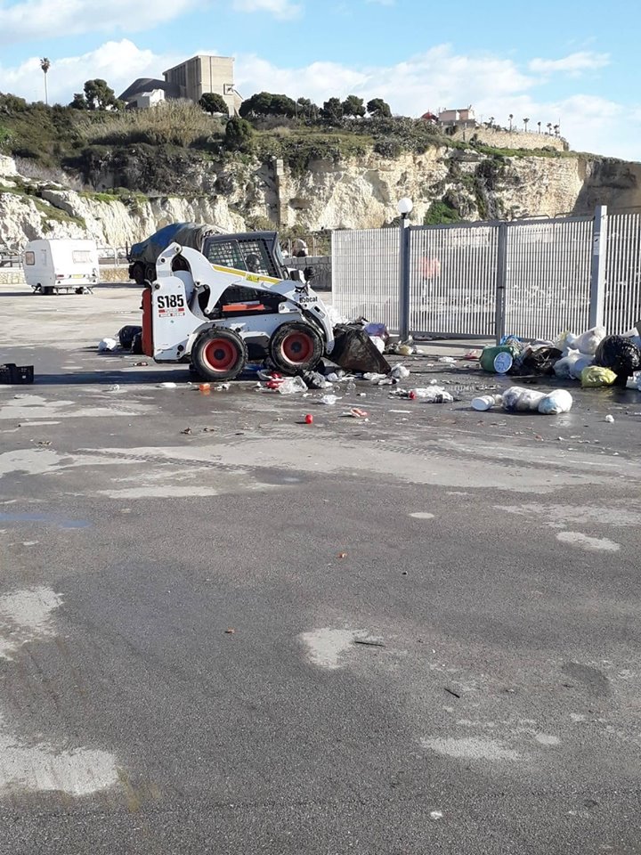 Rimossi i rifiuti dall'area portuale di Sciacca, continua la lotta all'inciviltà