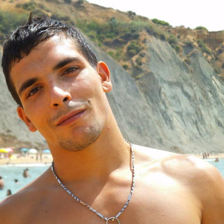 Disperazione e commozione ai funerali dell'operaio agrigentino morto alla"Medical Gas"