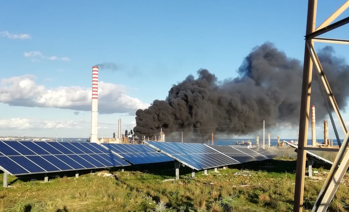 Incendio all'impianto di Priolo, situazione sotto controllo