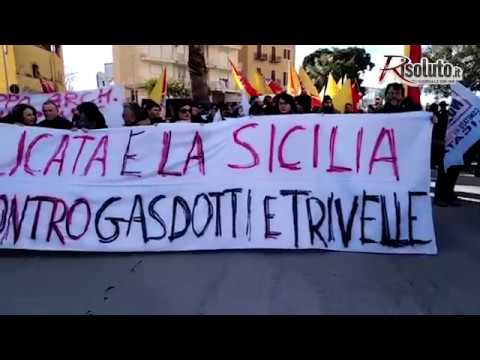 Licata mobilitata per la manifestazione "No Triv" contro il progetto Eni, in piazza sindacati, associazioni e cittadini