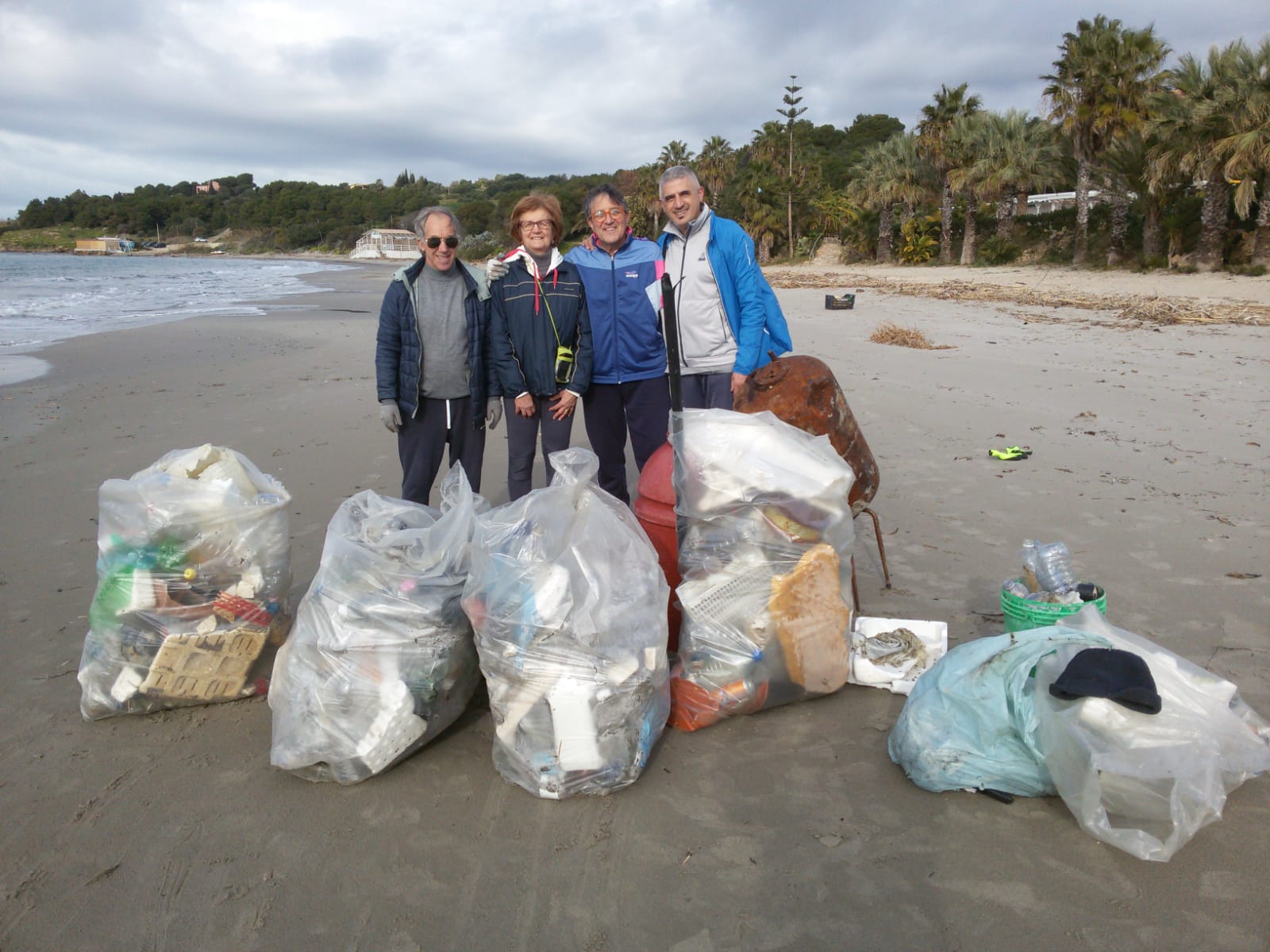 Nuova domenica di raccolta rifiuti per "Sciacca Pulita", nella spiaggia di Sovareto tanto polistirolo