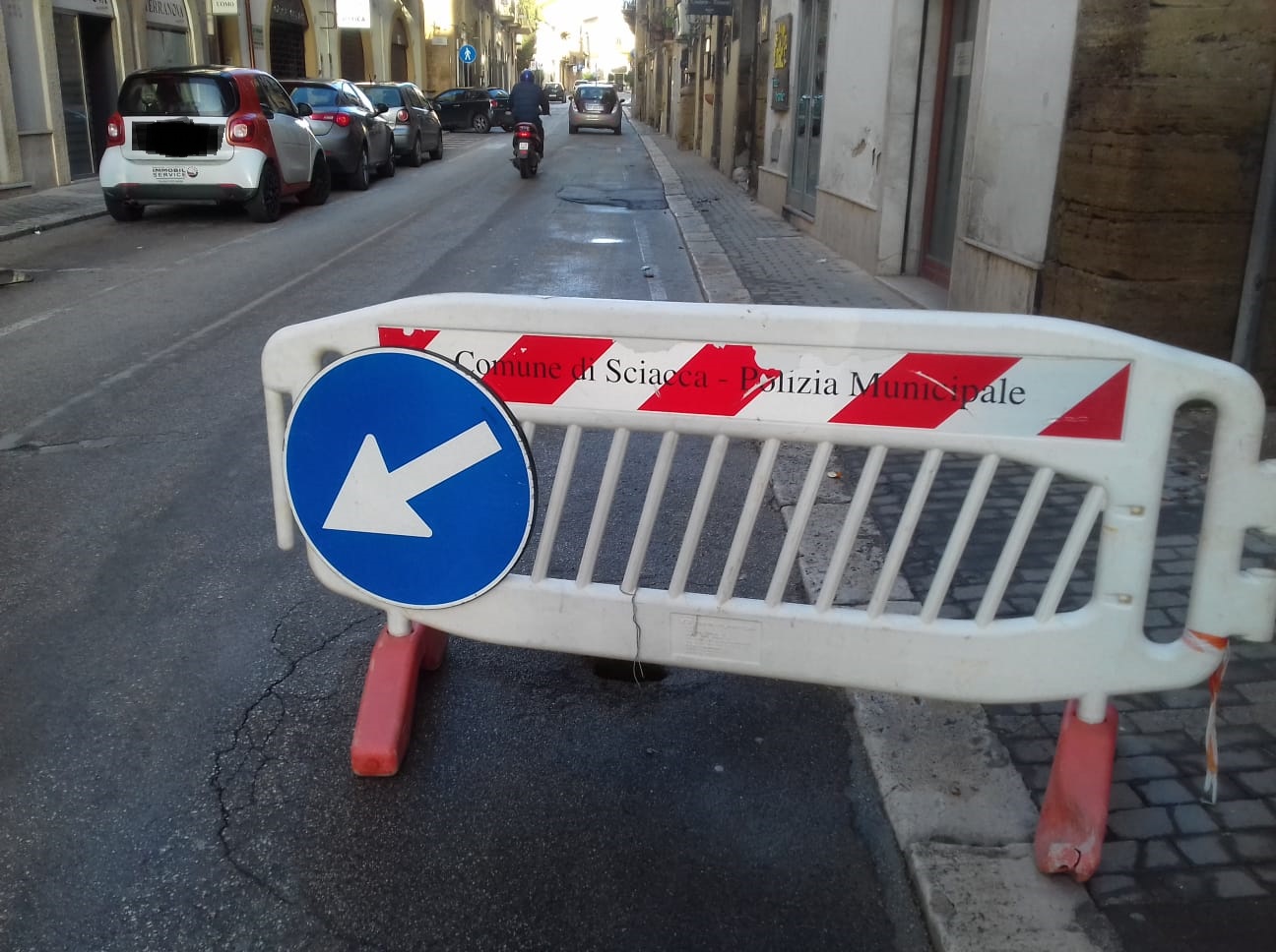 Nuovo cedimento in corso Vittorio Emanuele, riecco la buca sull'asfalto
