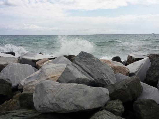 Tragedia nel palermitano: un diciassettenne travolto dalle onde mentre pescava