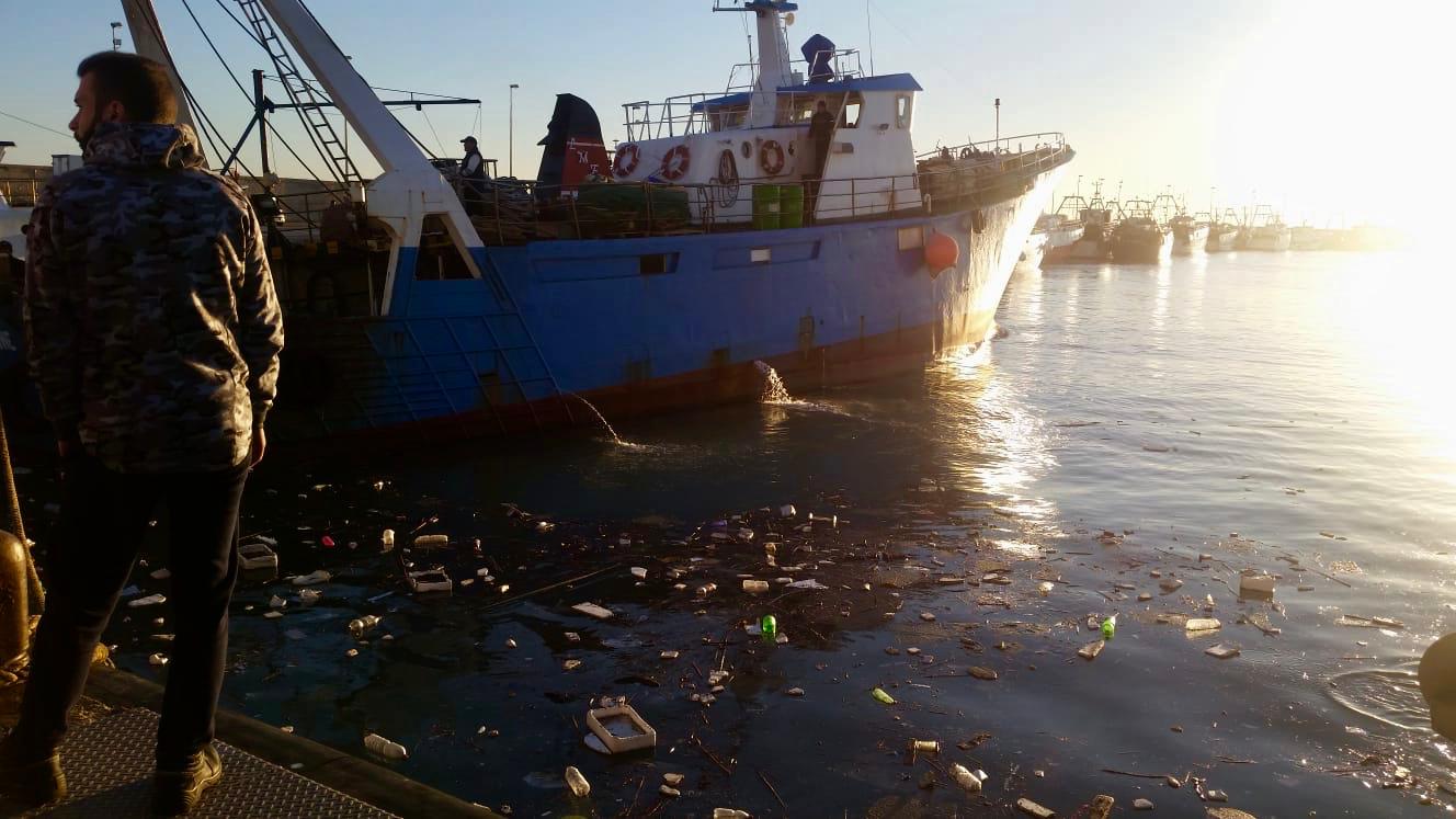 Mareggiate e cumuli di rifiuti che si ammassano nelle acque del porto di Sciacca, polistirolo e plastica spiccano fra il pattume