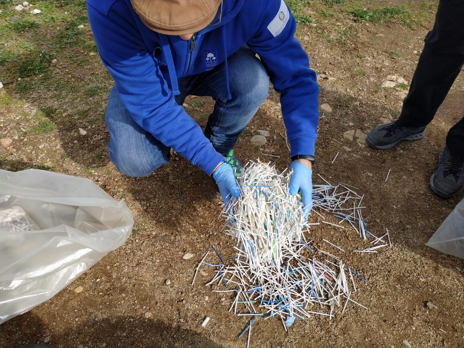 Marevivo e studenti del Nautico insieme per ripulire un tratto di spiaggia, rinvenuti quasi 2900 cotton fioc