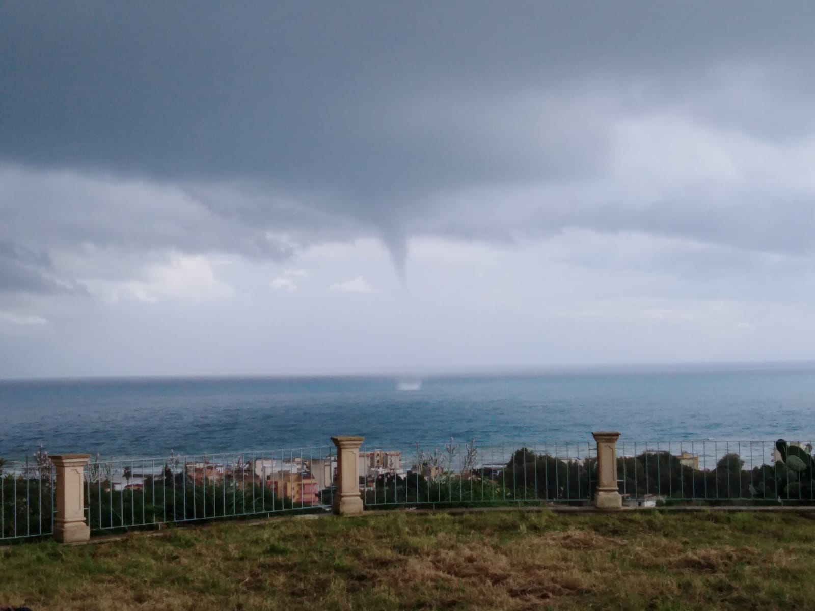 Maltempo in arrivo, tromba marina dinnanzi Sciacca