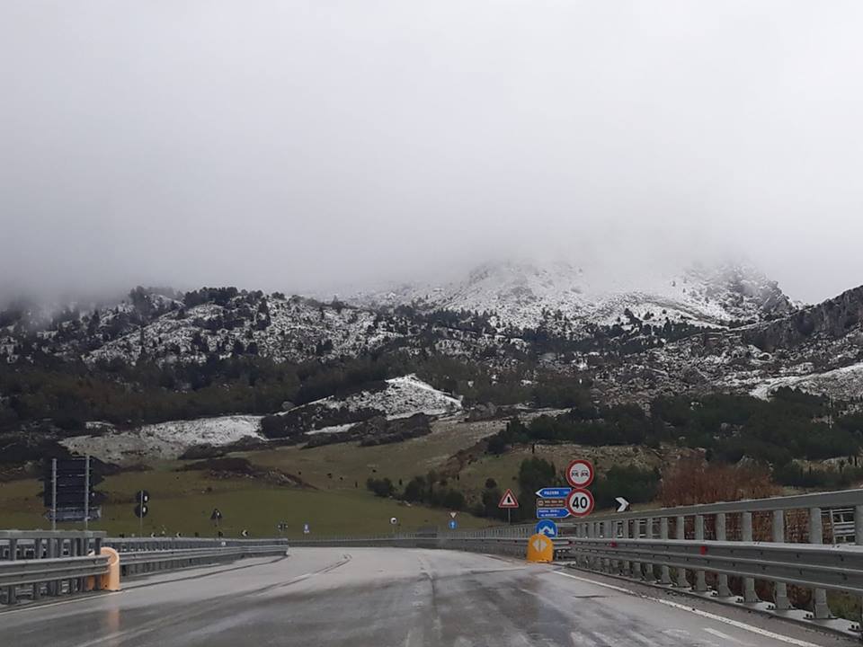 Neve anche nei rilievi montuosi dell'hinterland, ma miglioreranno le condizioni meteo nelle prossime ore