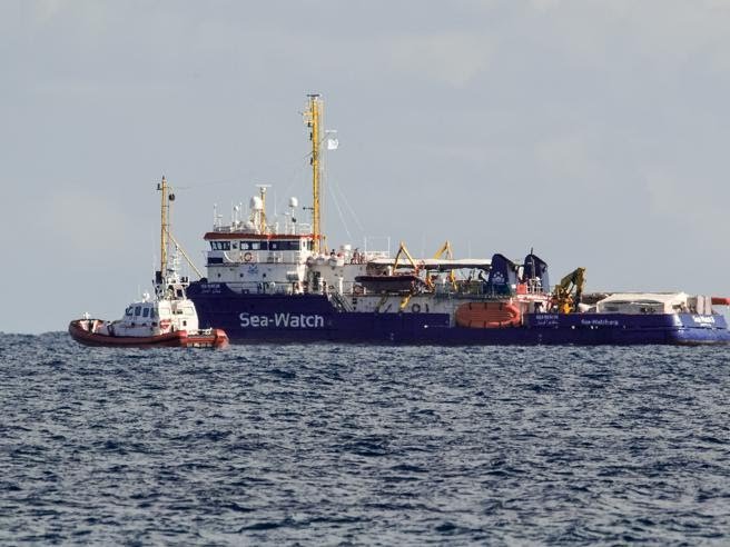 Un'altra notte in mezzo al mare per la Sea Wacth di fronte Siracusa, dal Panama tuona Papa Francesco: "Sono i nuovi Cristi"