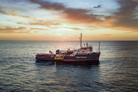Tre parlamentari e il sindaco di Siracusa a bordo della Sea Watch, Salvini non arretra sulla linea dura