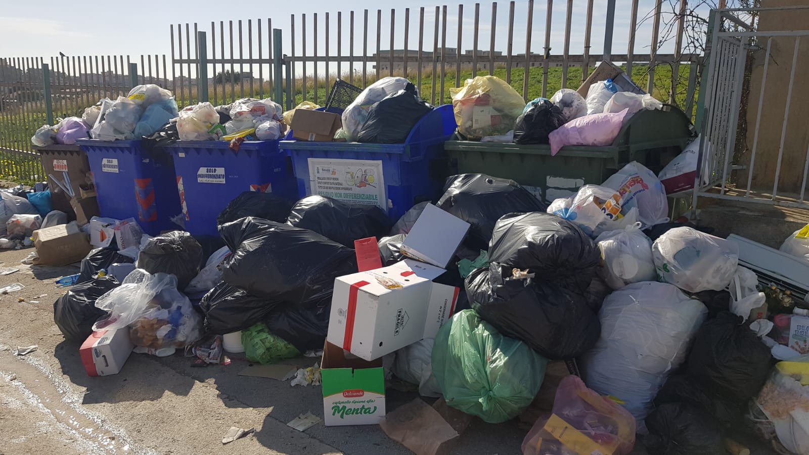 E vai col pattume... alle spalle dell'ospedale di Sciacca resiste il cassone e pure i cumuli di spazzatura