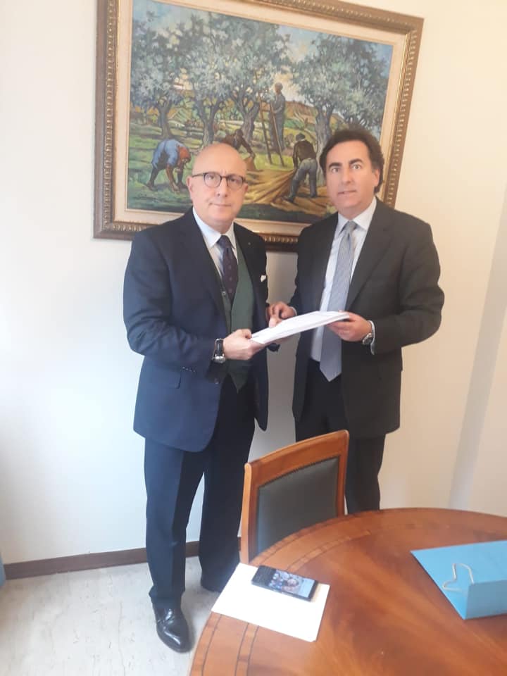 Messina consegna ad Armao le petizione con 2000 firme per riaprire le Terme di Sciacca