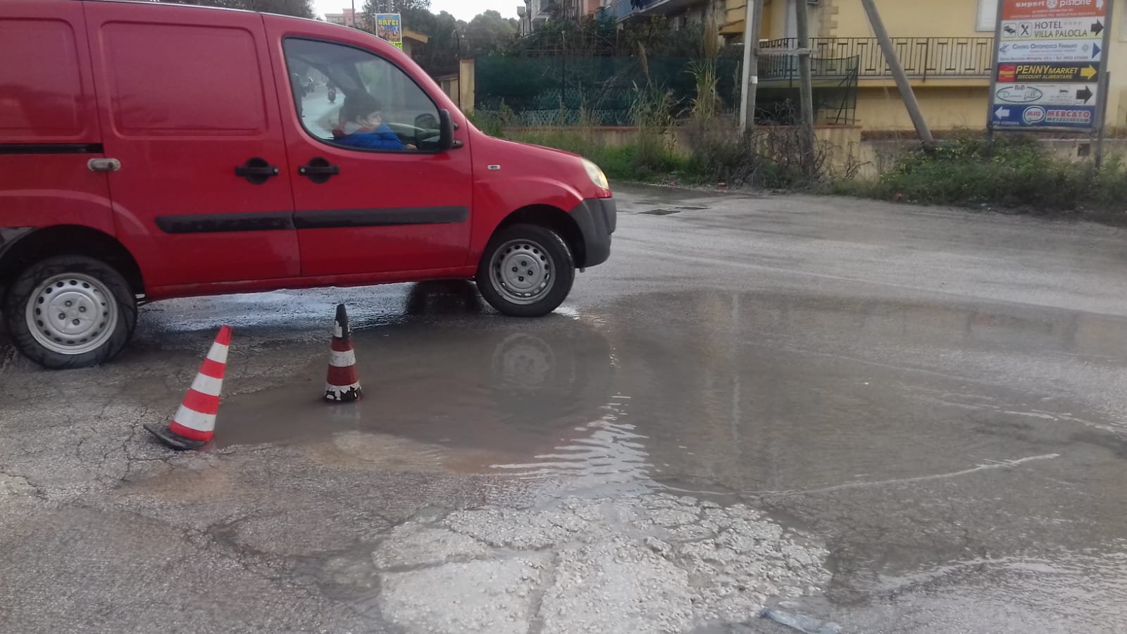Perdita idrica compromette la viabilita' di viale Siena, la polizia municipale costretta a vigilare a vista il lago d'acqua