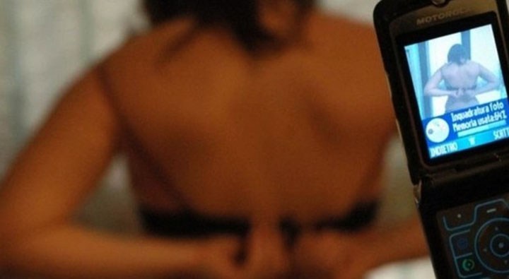 Si impossessa di foto sexy e minaccia una donna catanese di divulgarle su internet.