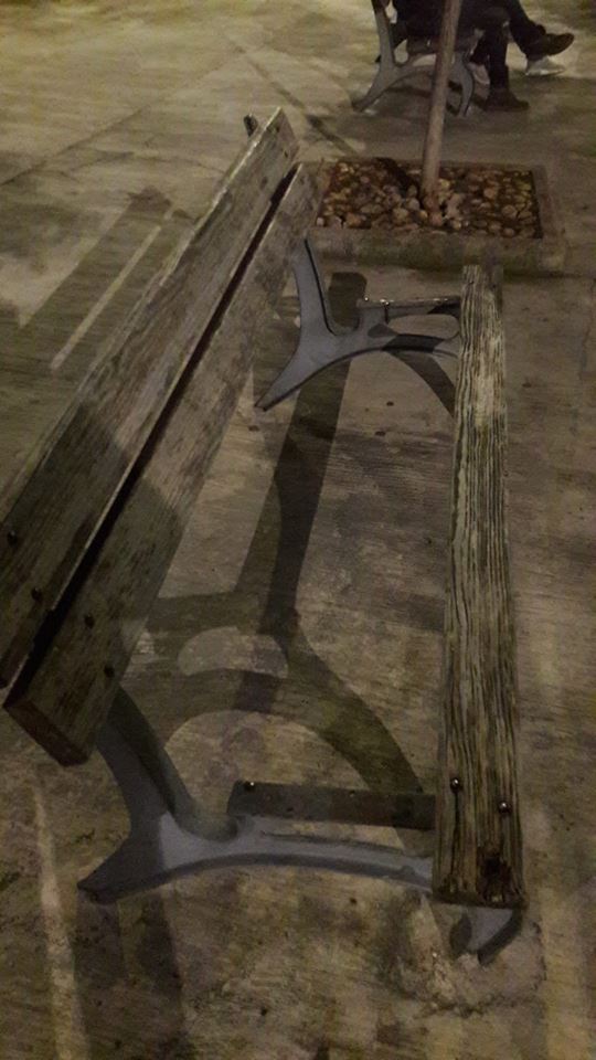 L'inciviltà senza limiti, vandali danneggiano a Sciacca anche le panchine di Porta Palermo