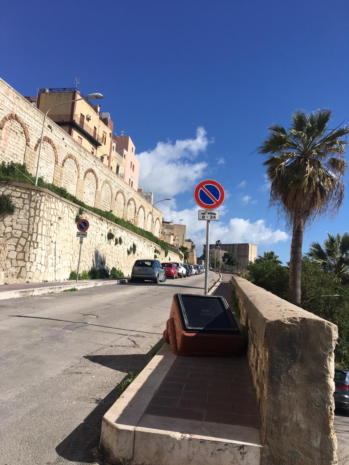 Dalla panchina vandalizzata alla poltrona gettata in strada, a Sciacca l'inciviltà continua