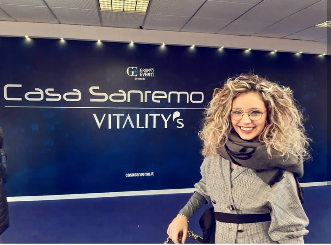 Alessia Cusumano si e' esibita stamattina ad Area Sanremo, lo spazio di Casa Siae riservata alle giovani promesse