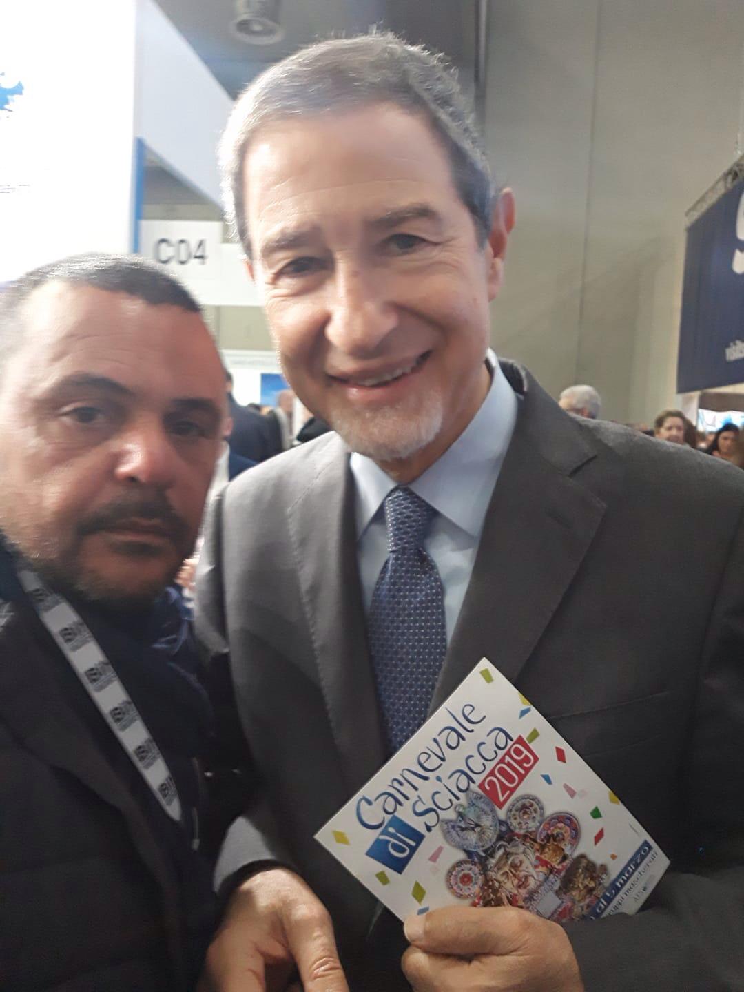 Saccense alla Bit di Milano distribuisce volontariamente le brochure del Carnevale di Sciacca fornite dall'Ats