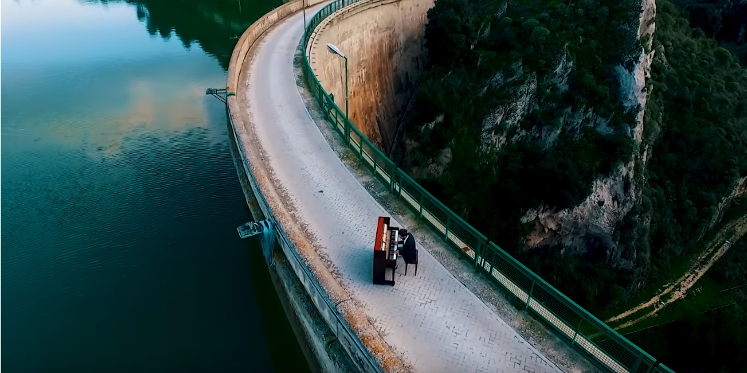 Il fascino del Lago Arancio in un romantico videoclip musicale con migliaia di visualizzazioni