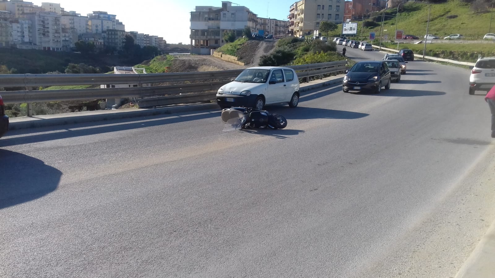 Incidente sulla via Ovidio, auto contro scooter