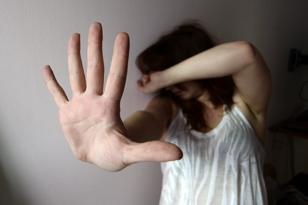 Stalking da parte del marito, la vittima: “Ha più volte minacciato di uccidermi”