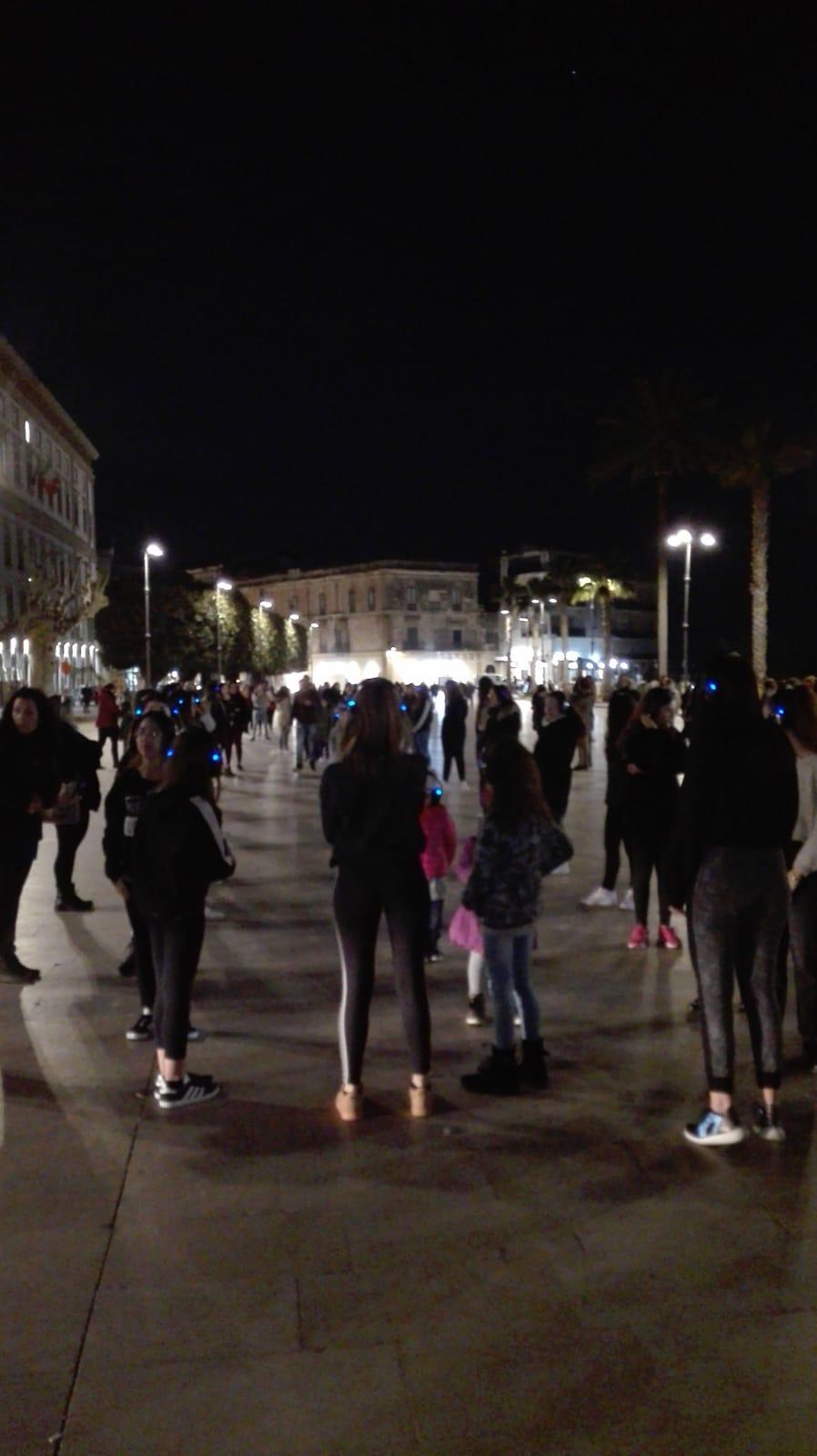 Prove tecniche di Carnevale, gruppo mascherato balla in piazza Scandaliato