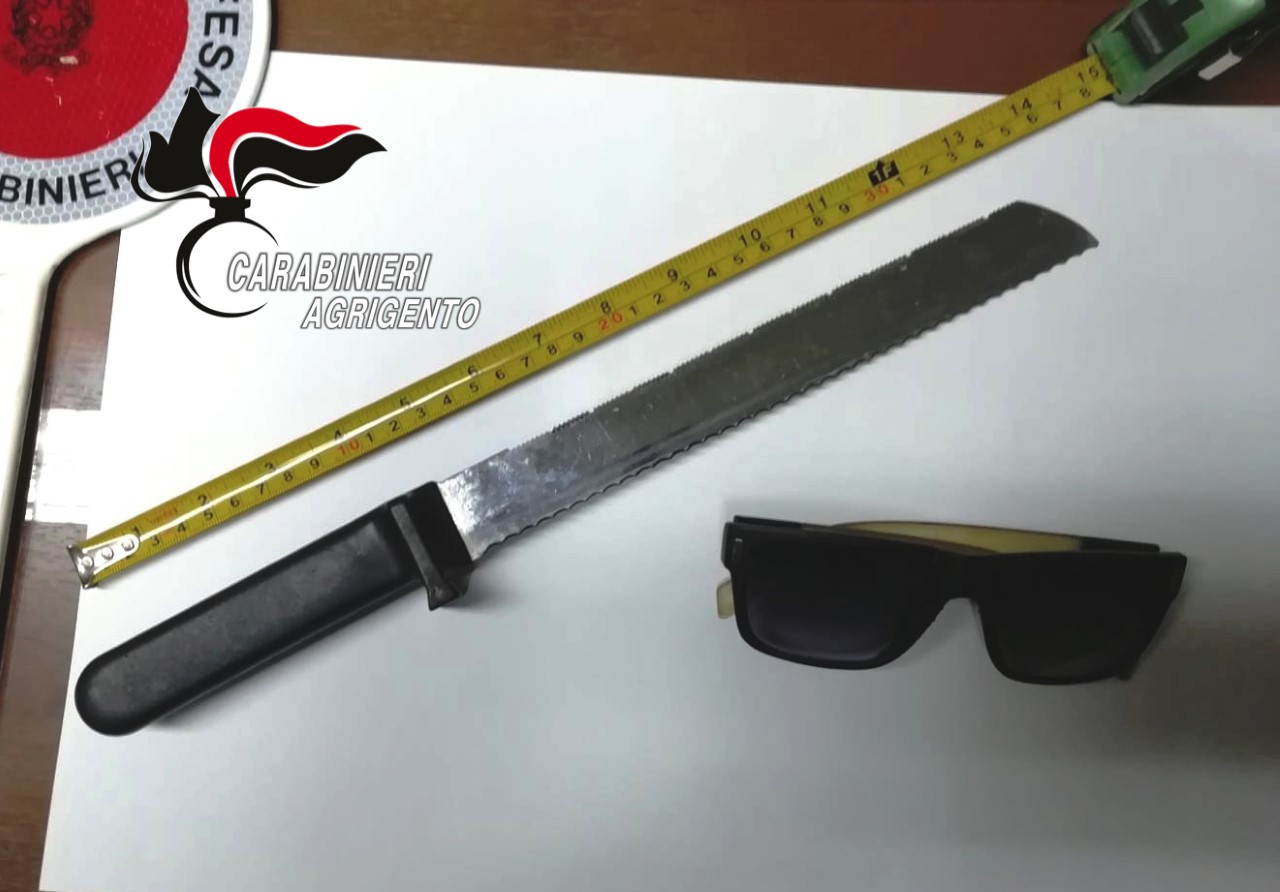 Riberese rapina una tabaccheria per 50 euro con un grosso coltello: "Se non mi dai i soldi ti scanno" (Video)