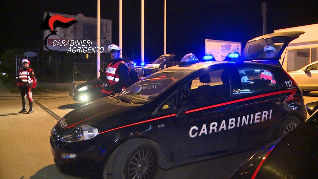 Droga abbandonata in un giardino pubblico a Menfi, indagano i carabinieri