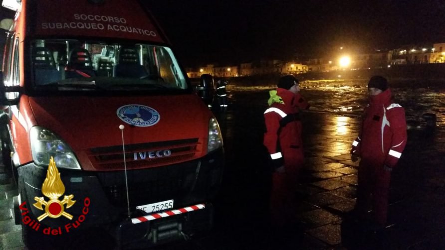 Tre giovani scomparsi al porto ad Acireale, ancora in corso le ricerche dell'auto