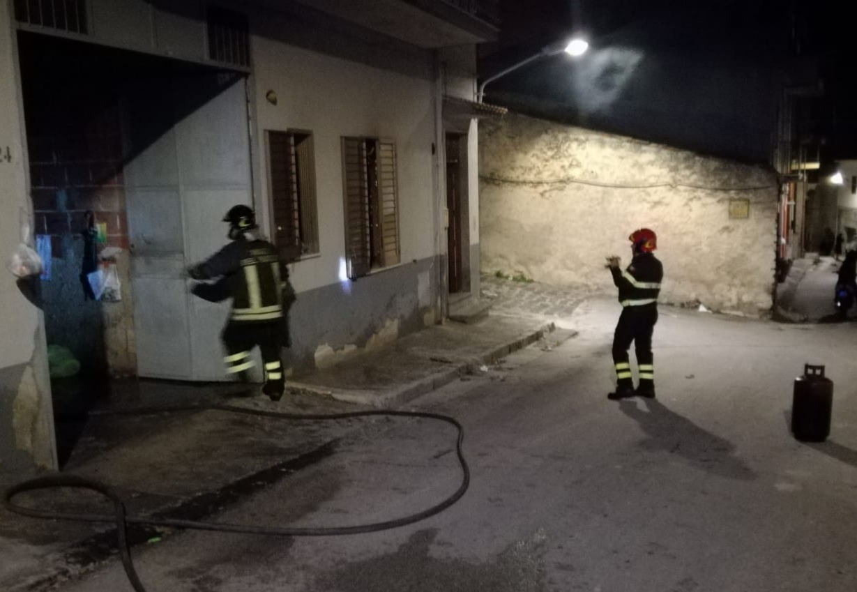 Panico ieri sera a Burgio per l'incendio di un divano in un'abitazione a causa di una stufa