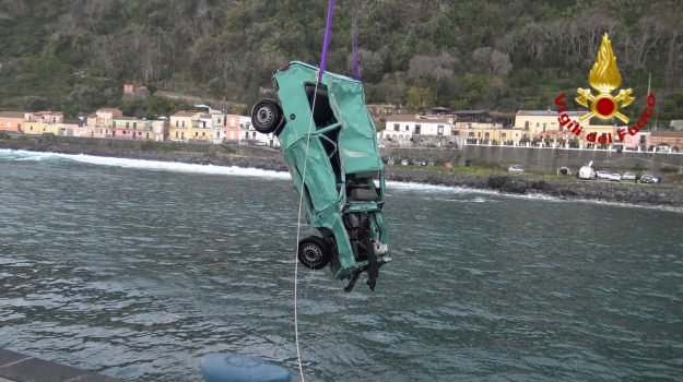 Acireale, recuperati i corpi di due dei tre giovani caduti in mare con l'auto trascinata da un'onda anomala