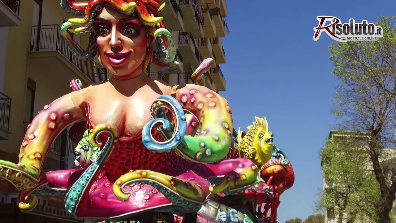 Carri allegorici nella via Cappuccini di Sciacca e promozione del Carnevale all'aeroporto di Catania