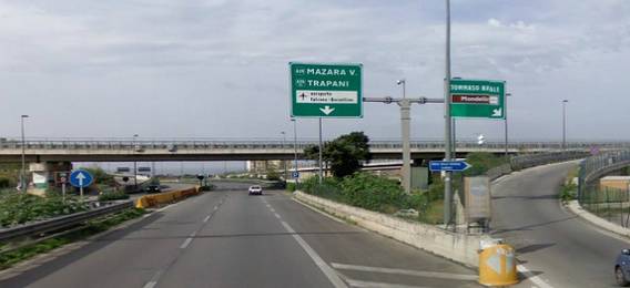 Auto in fiamme sulla Palermo-Mazara del Vallo, rallentamenti e disagi