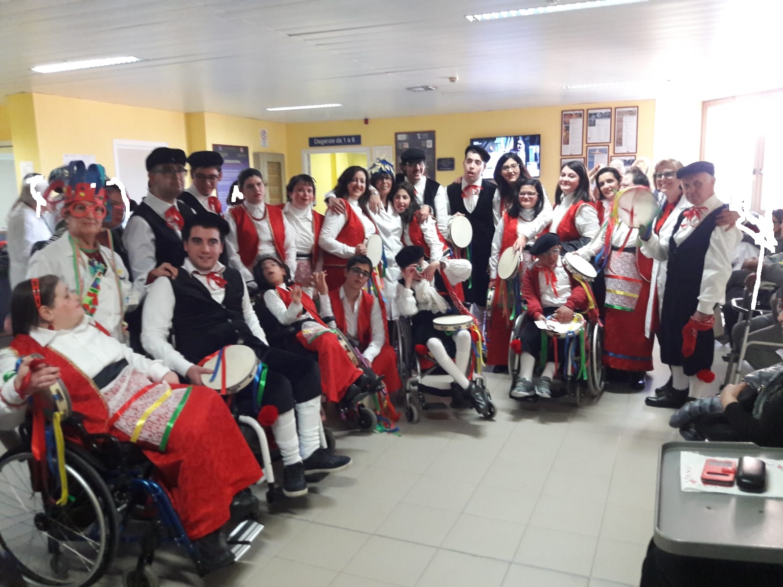 Lo spirito del Carnevale di Sciacca tra i reparti del Giovanni Paolo II, anche il gruppo mascherato di "Crescere Insieme" per allietare un po' la degenza ospedaliera