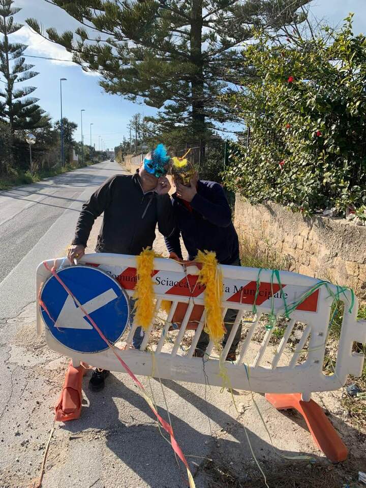 La buca e la transenna persistono in via San Marco e il Comitato ci scherza su