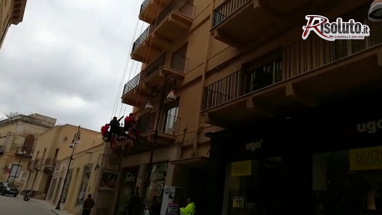 Ristrutturazione in maschera diventa attrazione in Corso Vittorio Emanuele