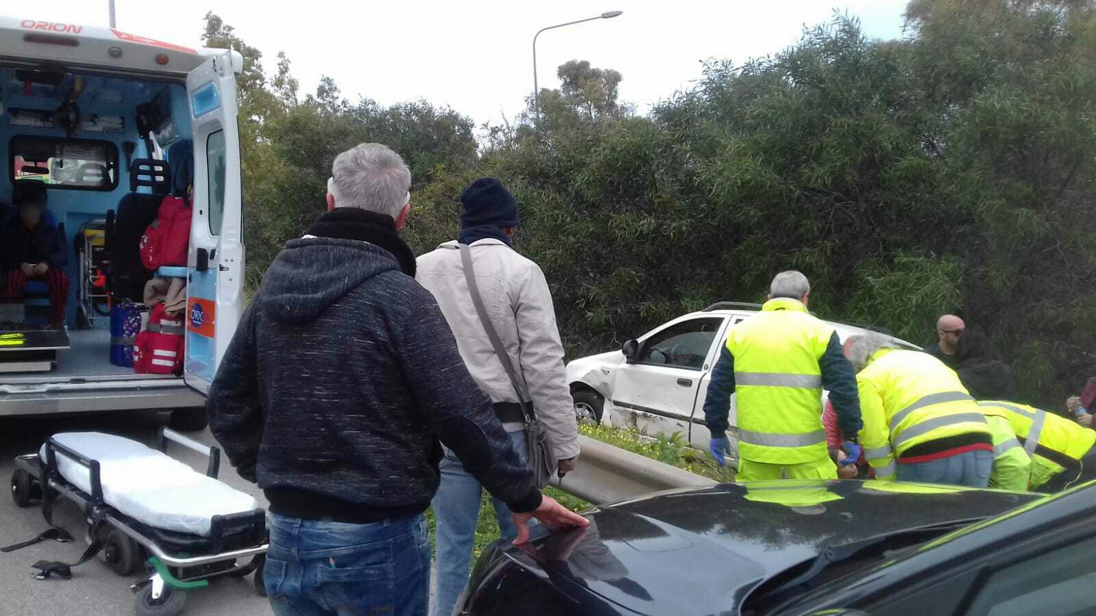Incidente in via Pompei, una Panda anche con bimbi a bordo finisce fuori strada