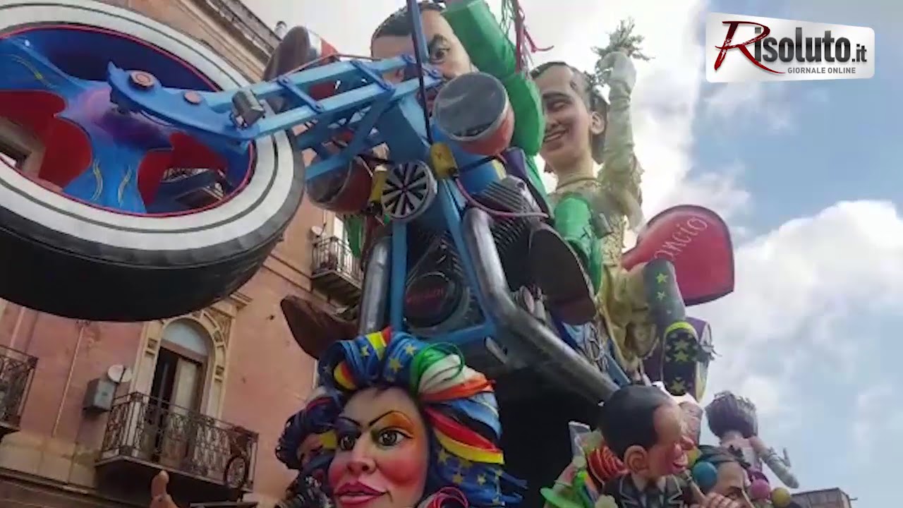Carri allegorici pronti per una nuova sfilata dal viale Della Vittoria, l'amministrazione: "Oggi non ci saranno ritardi"