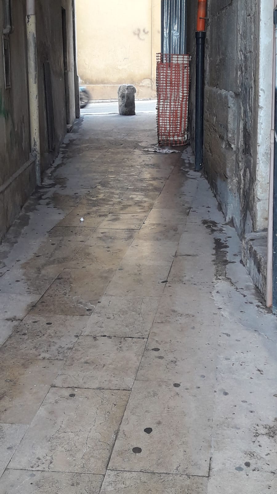 Pulizia delle strade dopo la prima giornata del Carnevale di Sciacca: dimenticati i vicoli del centro storico