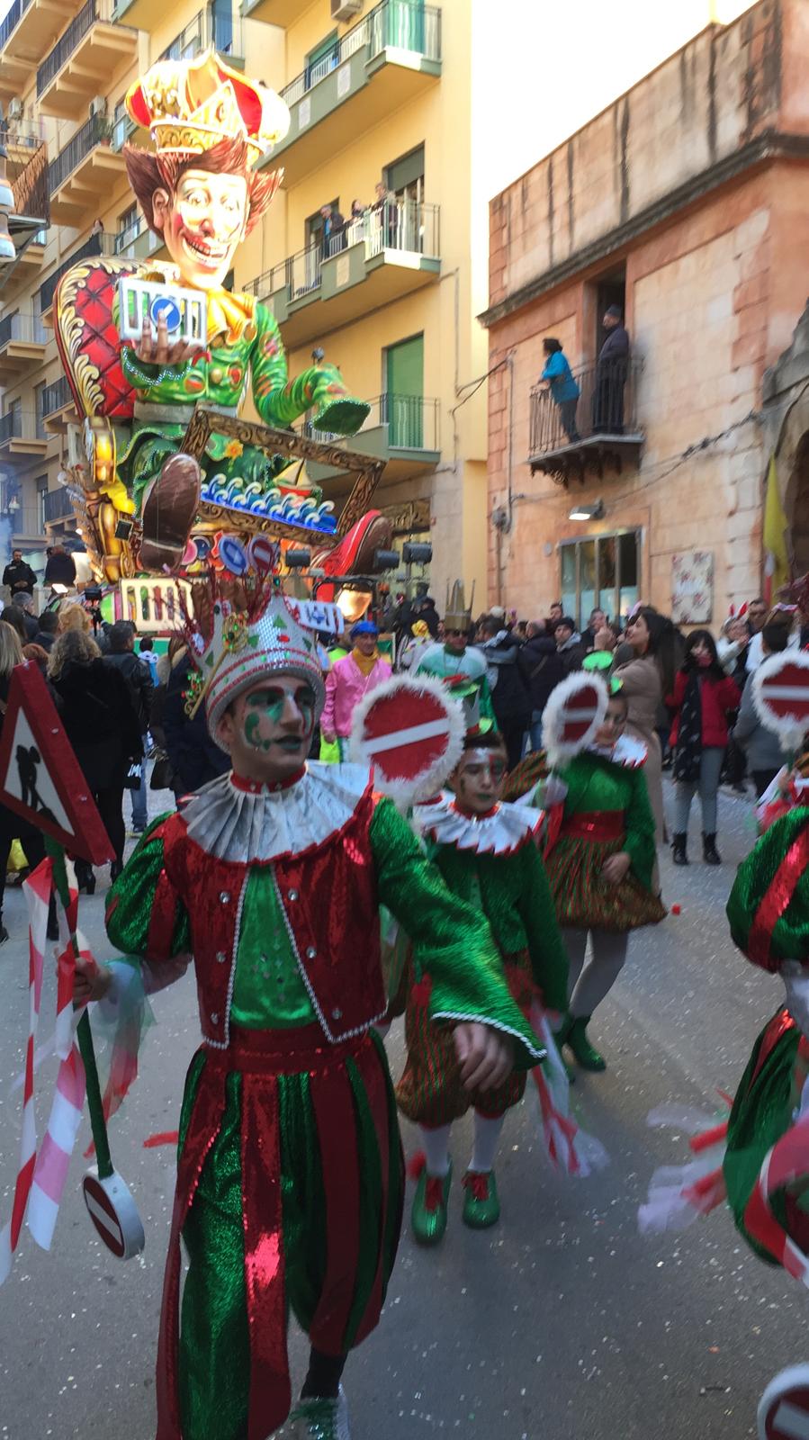 Partita la sfilata della seconda giornata del Carnevale di  Sciacca, entra nel vivo la kermesse
