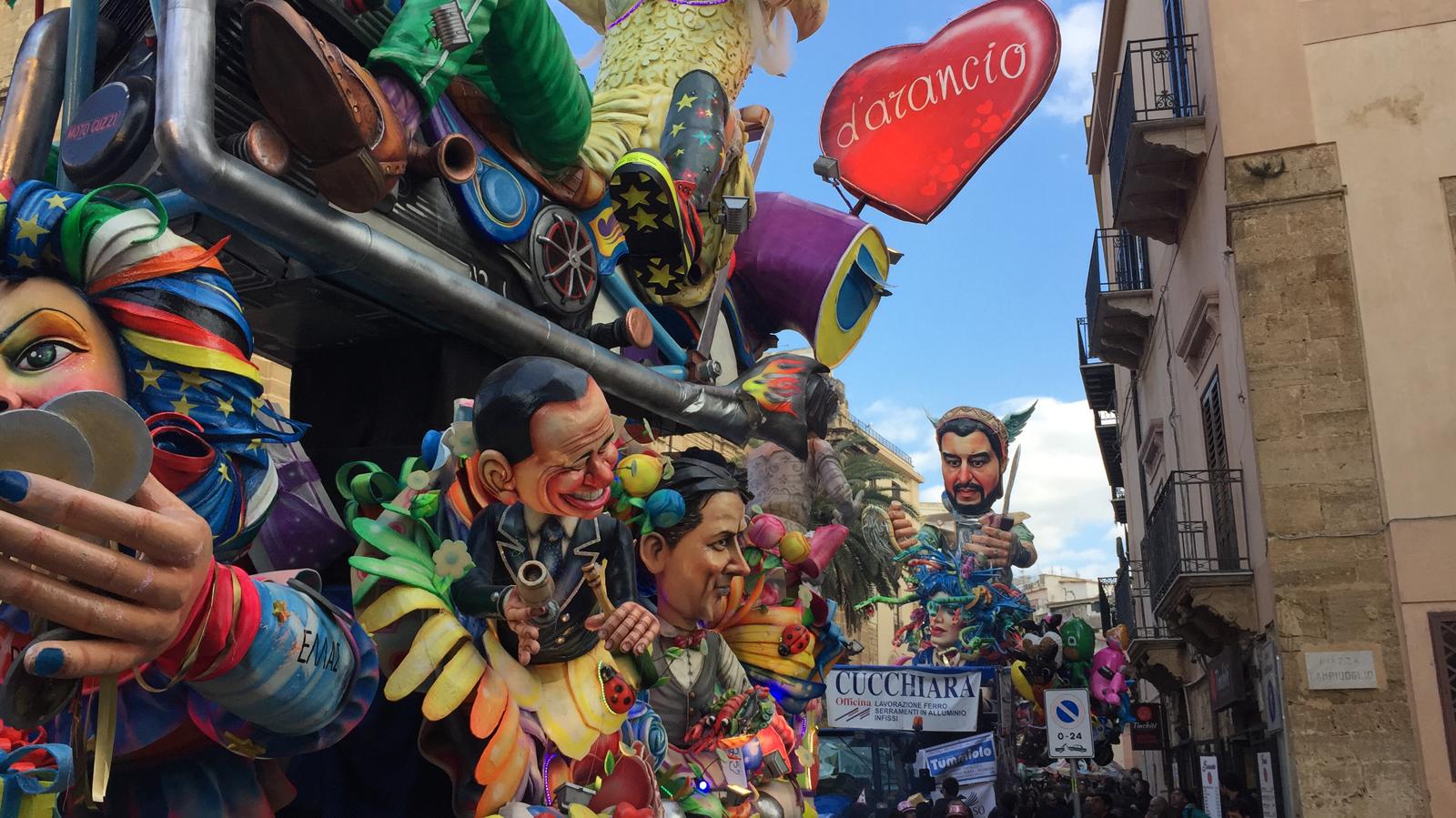 Strade del centro di Sciacca affollate di visitatori al Carnevale di Sciacca, la terza giornata registra il pienone