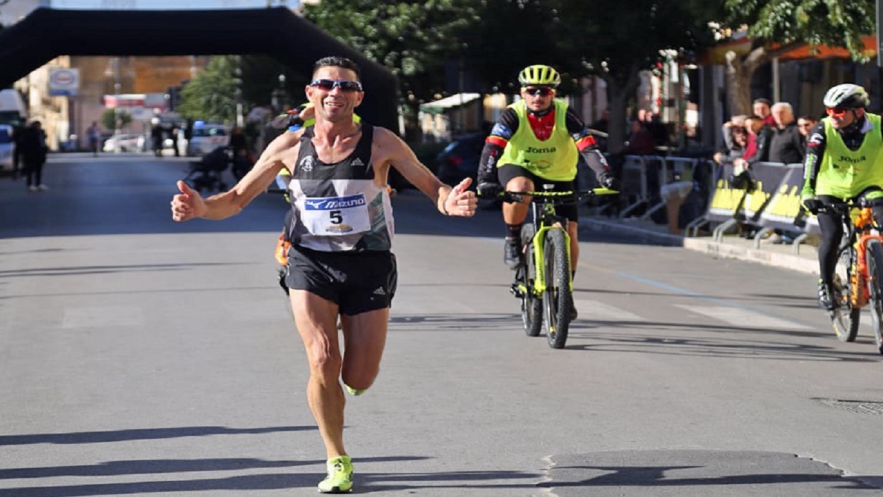 Il saccense Tony Puccio si classifica terzo nella 16esima Mezza Maratona della Concordia