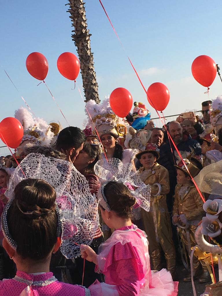 Proposta di matrimonio durante il Carnevale di Sciacca, galeotto il gruppo "Fiori d'arancio"