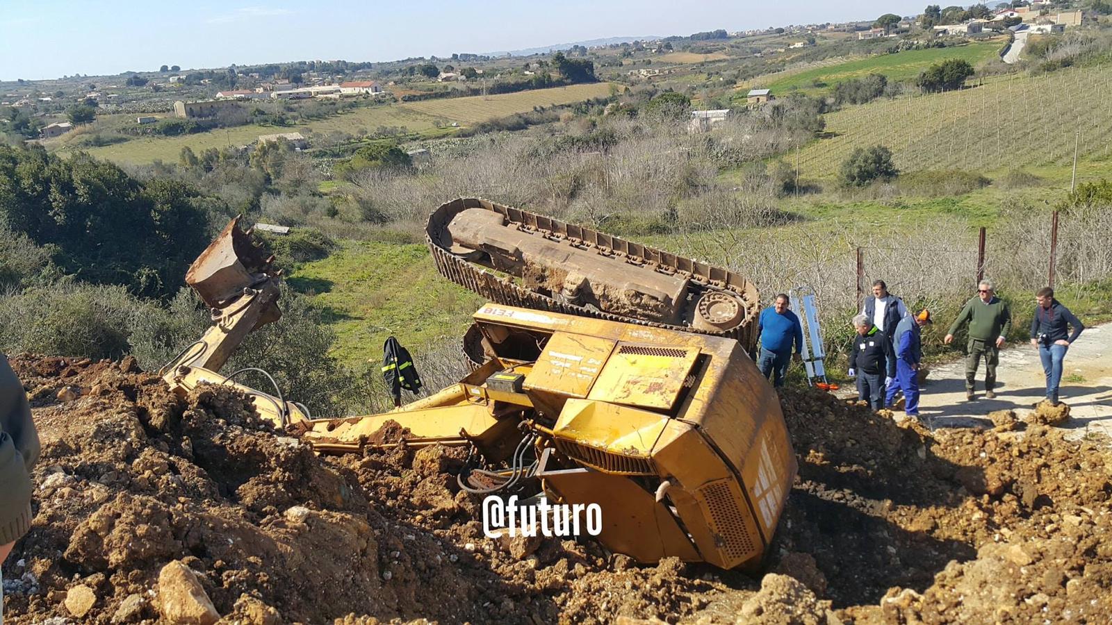 Si ribalta l'escavatore e muore sul colpo un cinquantenne a Santa Margherita